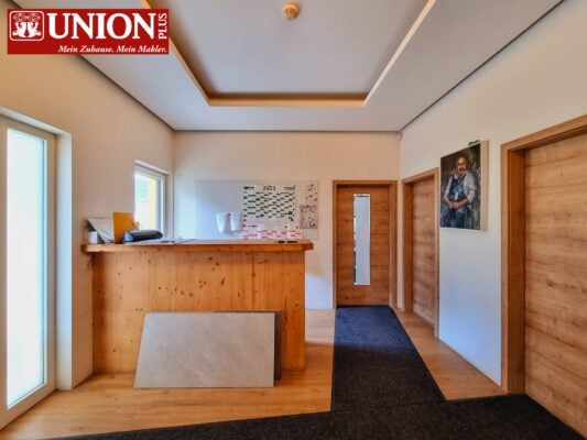 Einladender Empfangsbereich in moderner Holzausführung
