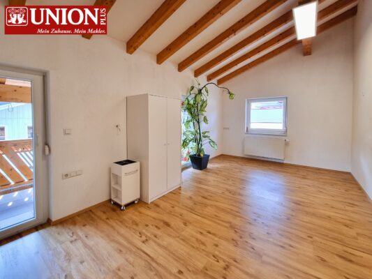 Viel Platz im hellen Elternschlafzimmer