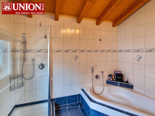 Viel Platz im Badezimmer mit Fenster