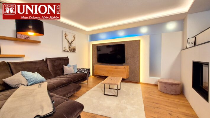 Gemütliches Wohnzimmer mit kuscheliger Sofaecke