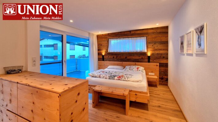 Uriges, gemütliches Schlafzimmer mit Ankleidebereich