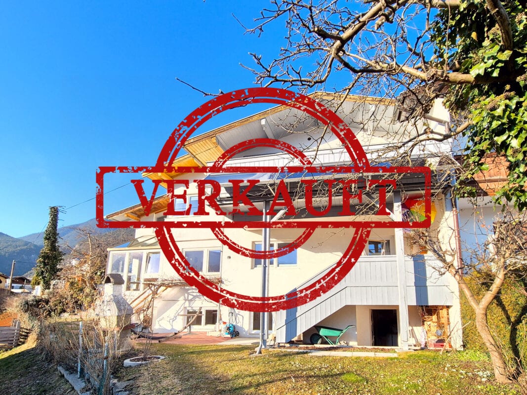 Helles, modernisiertes Haus mit Garten, ideal für Familien und Ruhesuchende, Zufahrt, Terrasse und viel Grün, zentrumsnah, perfekt für nachhaltiges Wohnen.