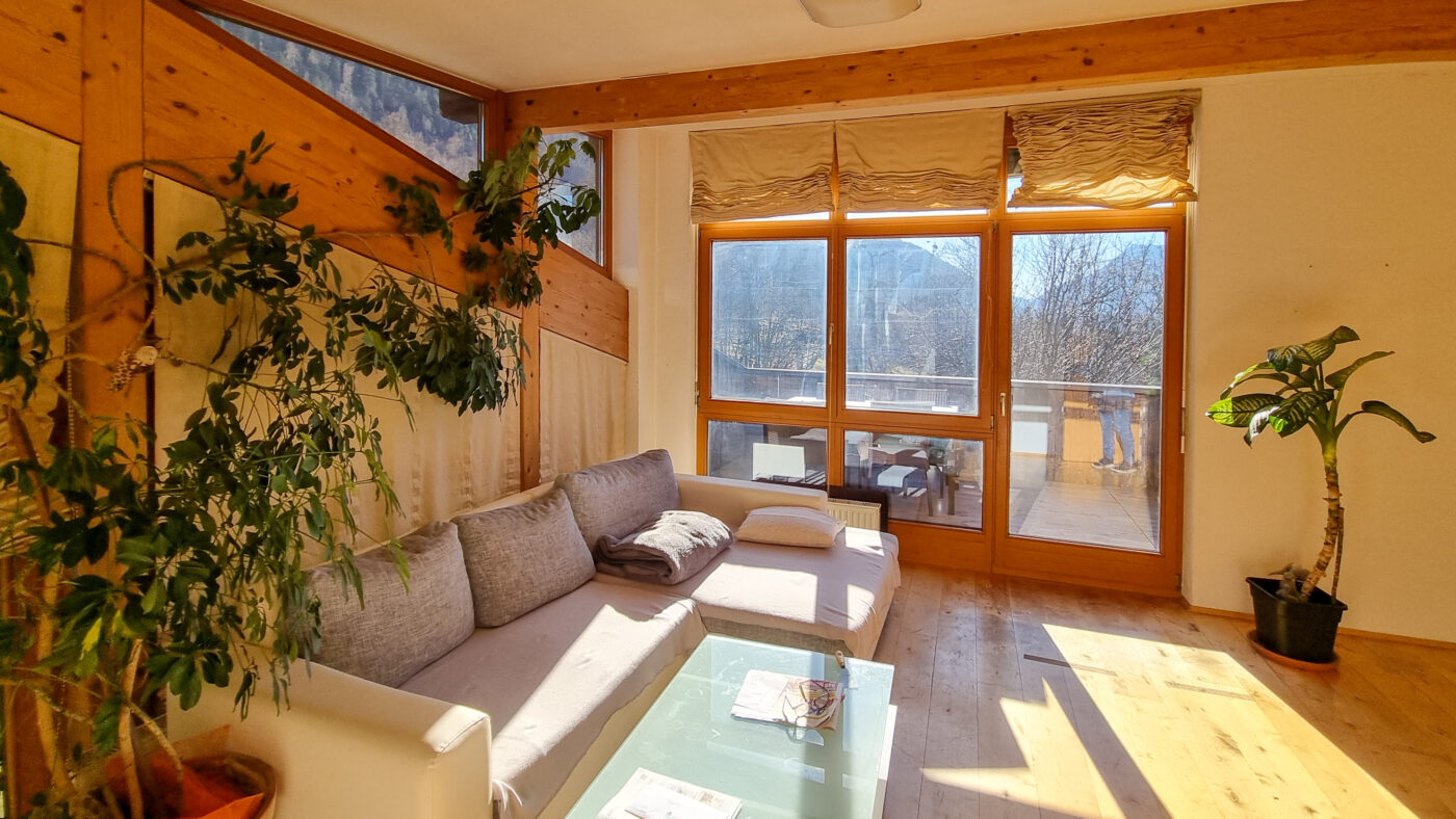 Blick ins helle Wohnzimmer mit Zugang zur Terrasse