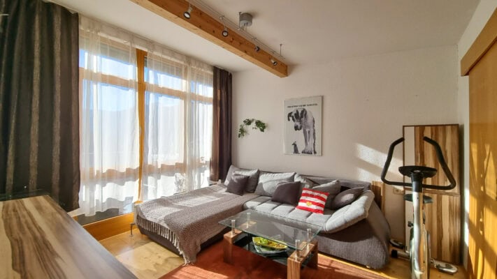 Großzügiges Schlafzimmer mit großer Fensterfront