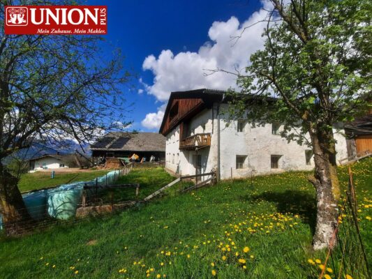 Dachgeschoss, Sonnenkollektoren, Dach, Haus, Natur, grün, ländlich, ländliches Anwesen, Bäume, blaue Himmel, Wolken, Alpin, Berge, Österreich, ländliche Idylle, Landwirtschaft, ländlich, ländliches Leben, Umwelt, nachhaltige Energie, Garten, Blumen, Frühlingszeit.