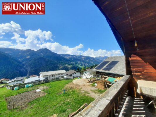 - Sonnenberg mit Blick auf die Berge, ruhige Ferienwohnung im Grünen, nachhaltige Energie durch Solaranlagen, alpine Landschaft in Österreich.