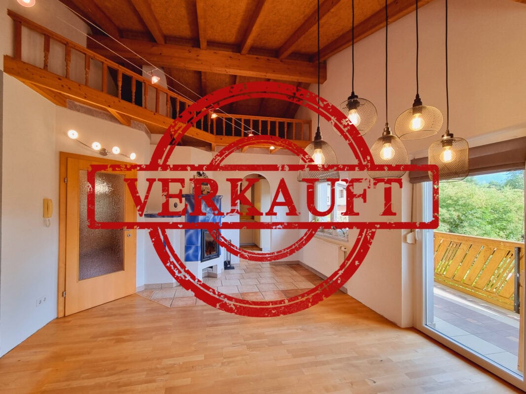 Hochwertiges, sonniges Wohnzimmer mit großen Fenstern, Holzdecke und moderner Beleuchtung, für gekaufte Immobilien bei UNION PLUS.
