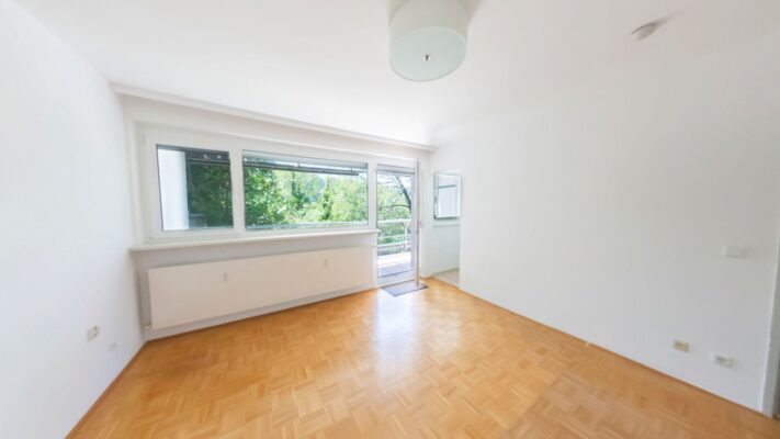 Helle, leerstehende Wohnung mit großen Fenstern und Balkon, ideal für Renovierung, bei UNION PLUS.