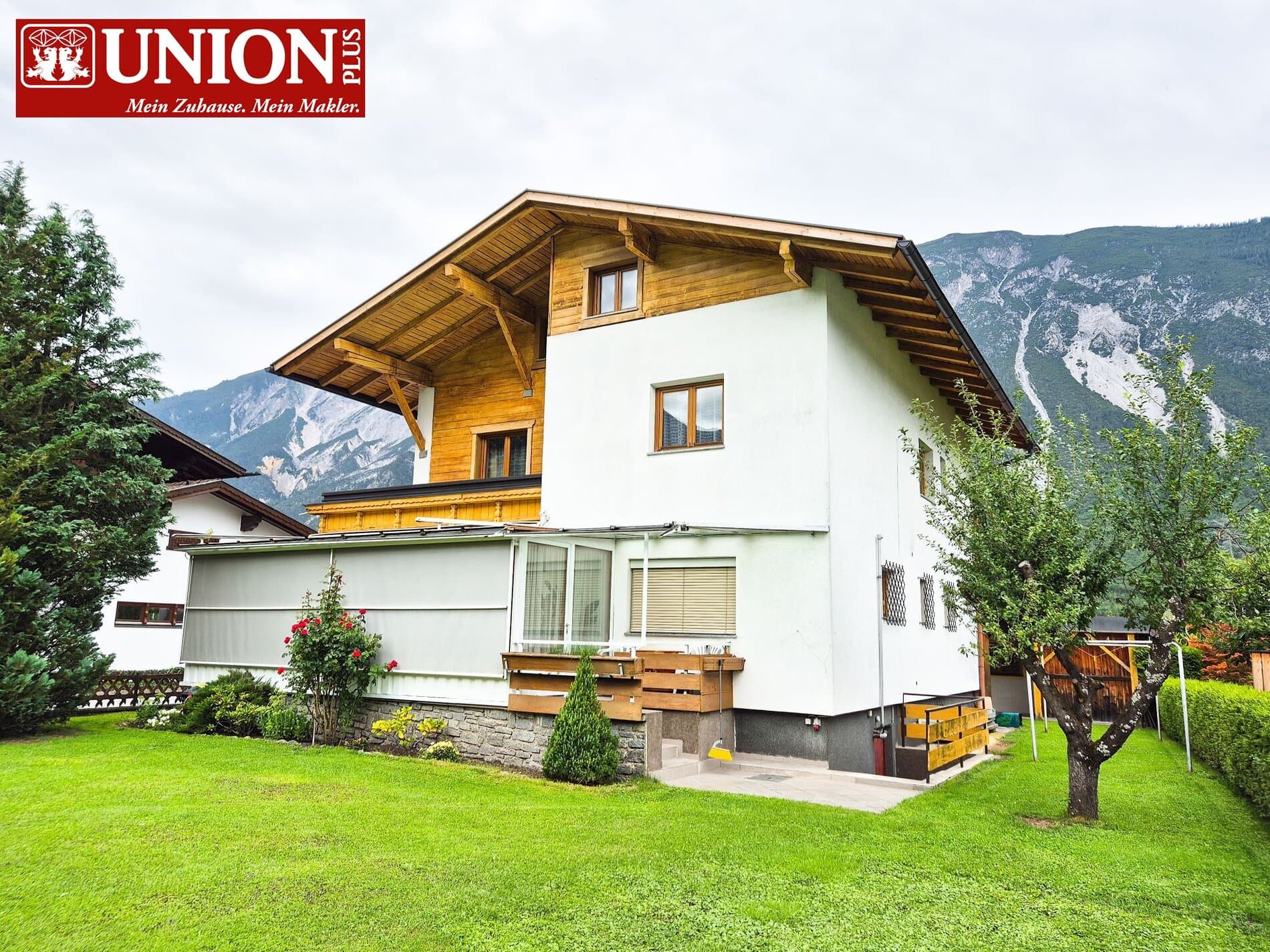 Traumhaus in den Bergen mit moderner Architektur, viel Grünfläche und herrlicher Aussicht, ideal für Familien oder Urlaub am Bauernhof. Perfekt für Immobilien- und Hauskauf in alpiner Lage.
