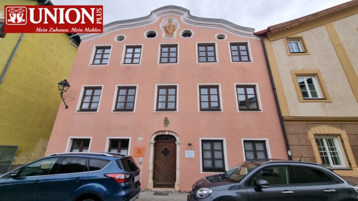 Hochwertiges Mehrfamilienhaus in historischer Ortslage mit fünf Etagen, gepflegtem Fassadenanstrich, traditionellen Fenstern und charmanten Details, ideal für Familien oder Investoren in bevorzugter Lage.
