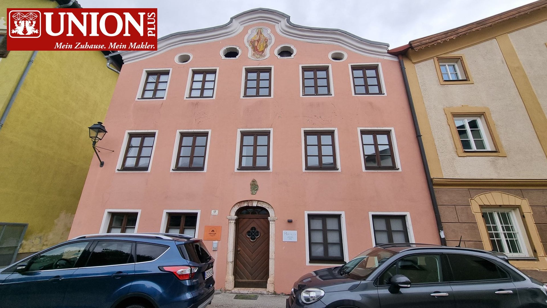 Hochwertiges Mehrfamilienhaus in historischer Ortslage mit fünf Etagen, gepflegtem Fassadenanstrich, traditionellen Fenstern und charmanten Details, ideal für Familien oder Investoren in bevorzugter Lage.