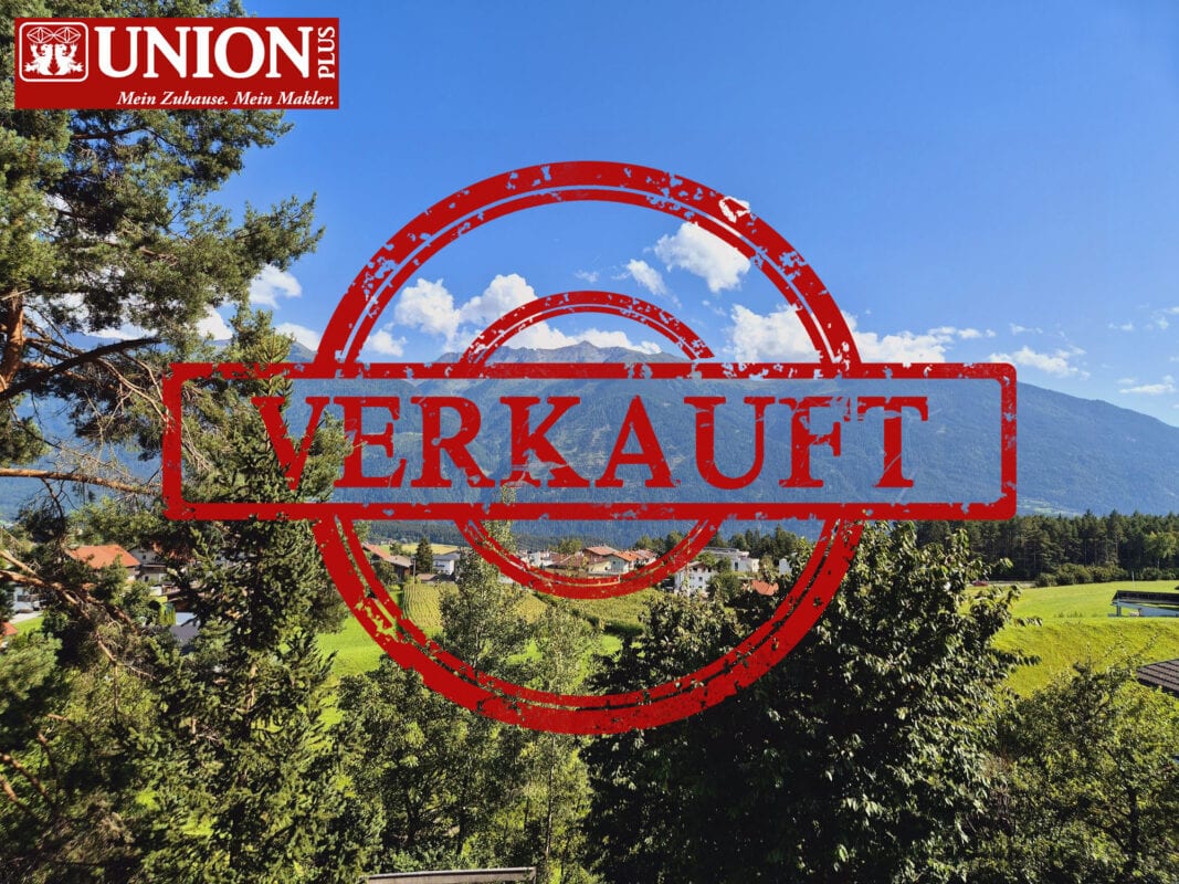 Verschicken Sie eine beeindruckende Bildaufnahme der ländlichen Region mit Bergen, die durch die Markierung "VERKAUFT" markiert ist.