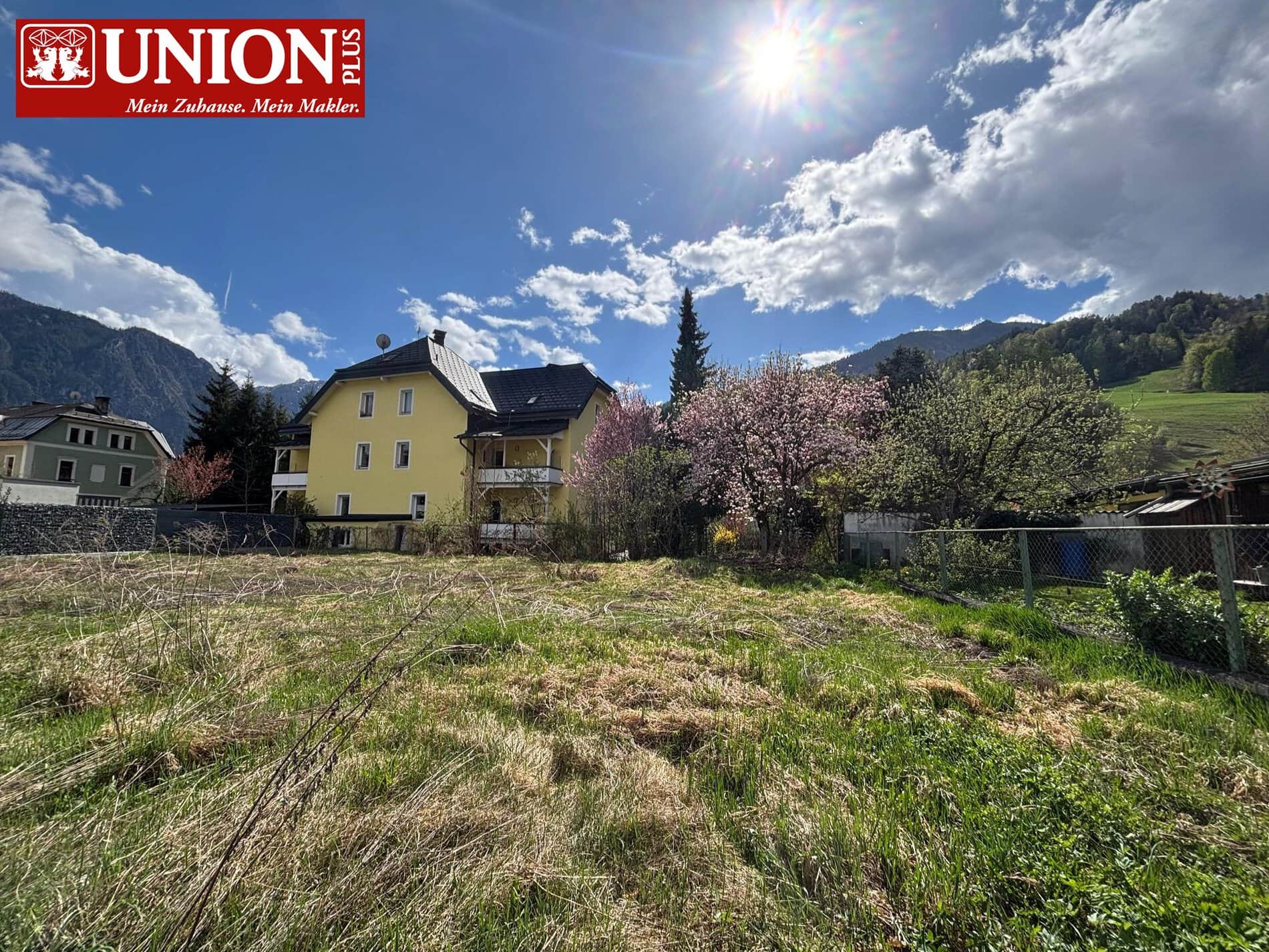 Baugrundstück in Lienz, ideal für Häuslbauer, um das Traumhaus zu verwirklichen. Zentrale Lage mit Blick auf die Berge, umgeben von Natur. Perfekt für den Bau eines Eigenheims.
