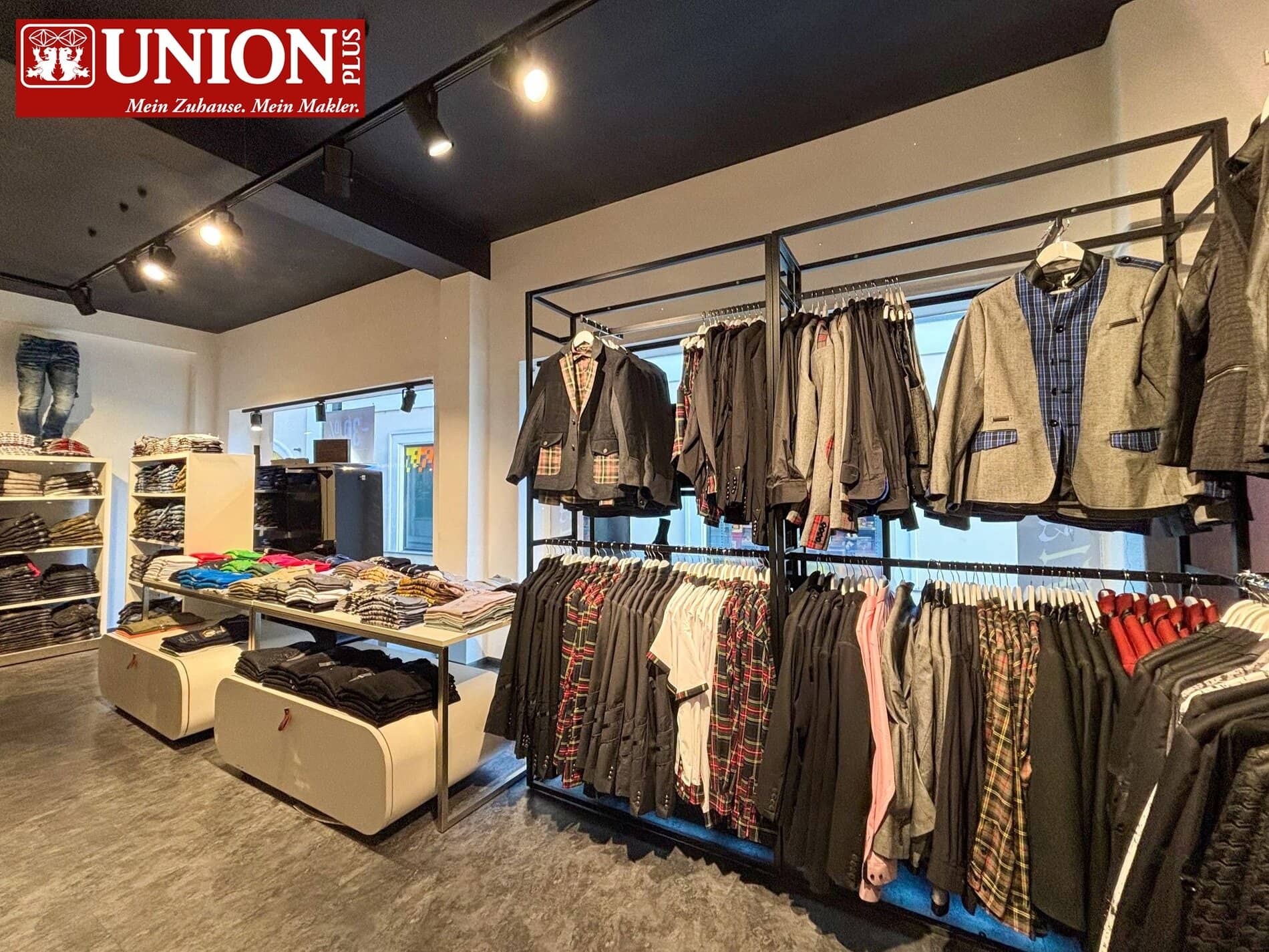 Professionelles Modegeschäft mit großer Auswahl an Bekleidung für Kinder, Damen und Herren, stilvoll und modern gestaltet, perfekt für modebewusste Kunden.