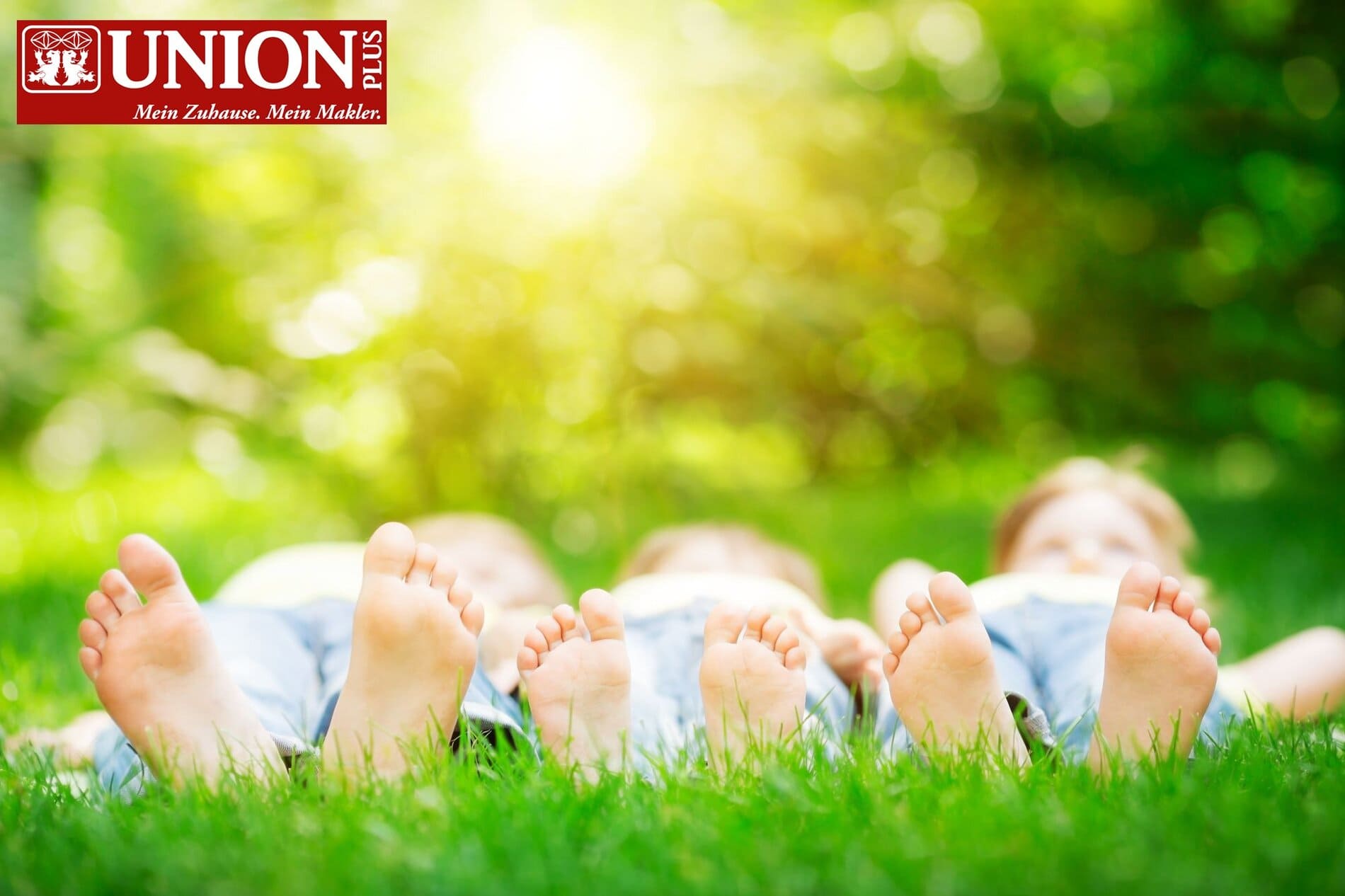 Fröhliche Kinder liegen entspannt auf der Wiese im Sonnenschein, symbolisieren Naturverbundenheit und kindliche Freude. Perfekt für Themen rund um Familie, Natur und Gemeinschaft.