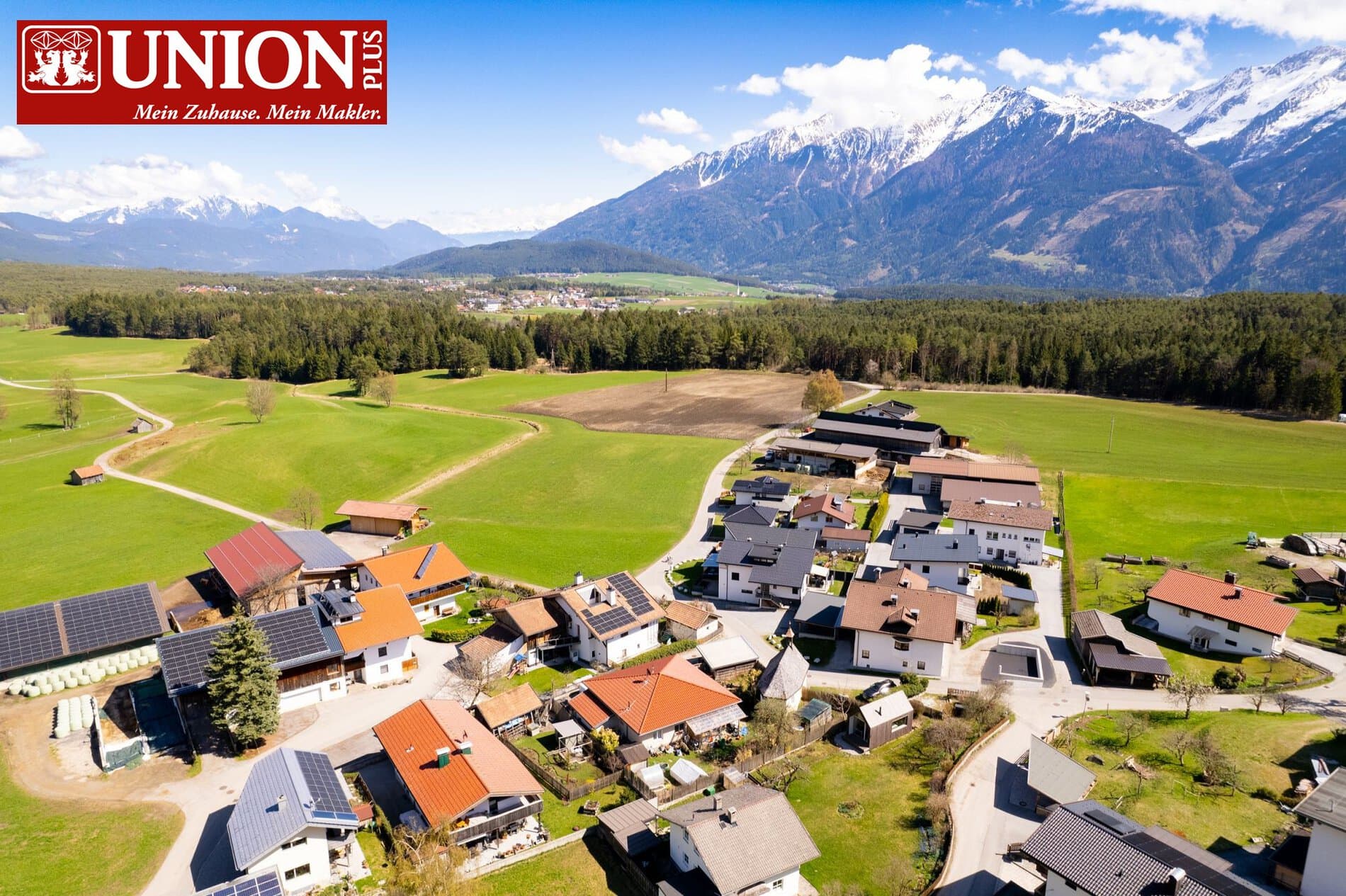 Attraktives Dorf inmitten von grünen Wiesen und Wäldern, umgeben von beeindruckenden Bergen, ideal für Immobilien- und Investitionsmöglichkeiten.